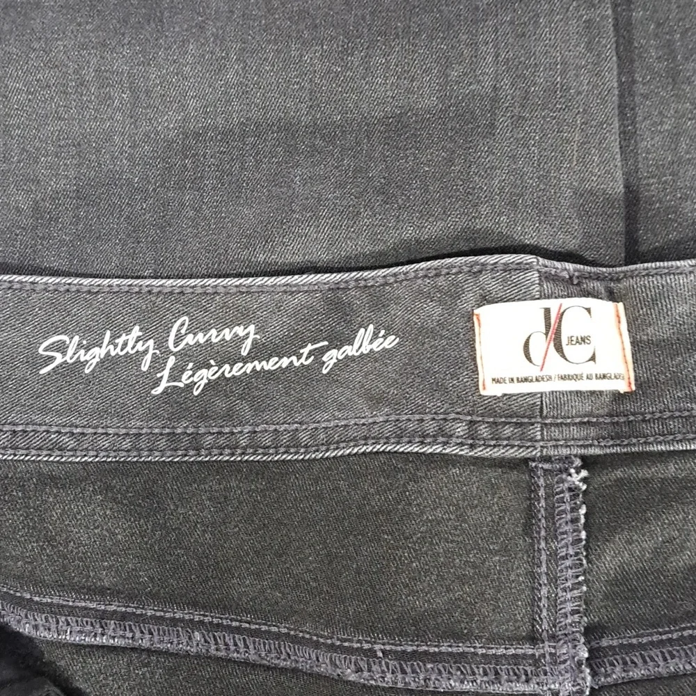 Distressed D/C Cropped Jeans